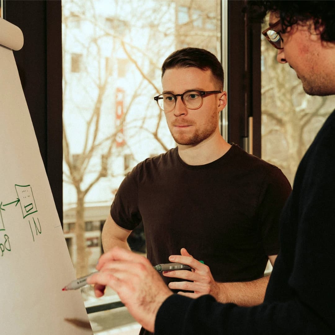 AI Workshop für Unternehmen: Team erarbeitet AI Use Cases am Whiteboard